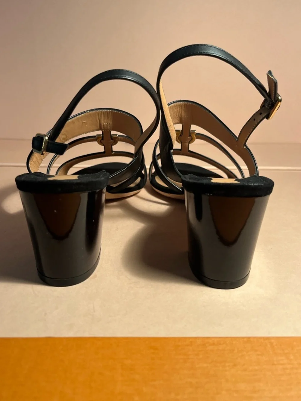 SALVATORE FERRAGAMO heels size 9